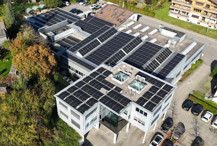 Flachdach-PVA auf Gewerbegebäude
