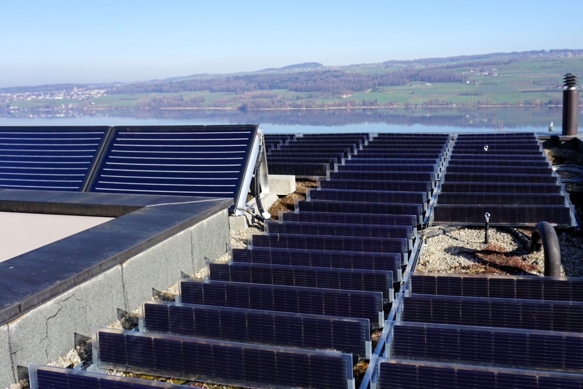 Vertikale Gründach-
PV mit Batteriespeicher